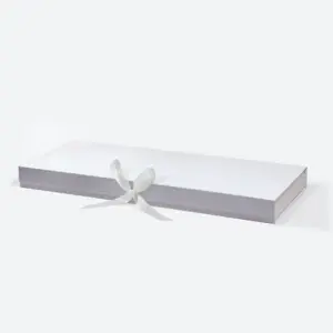 F4 Weiße magnetische Geschenkbox mit Band