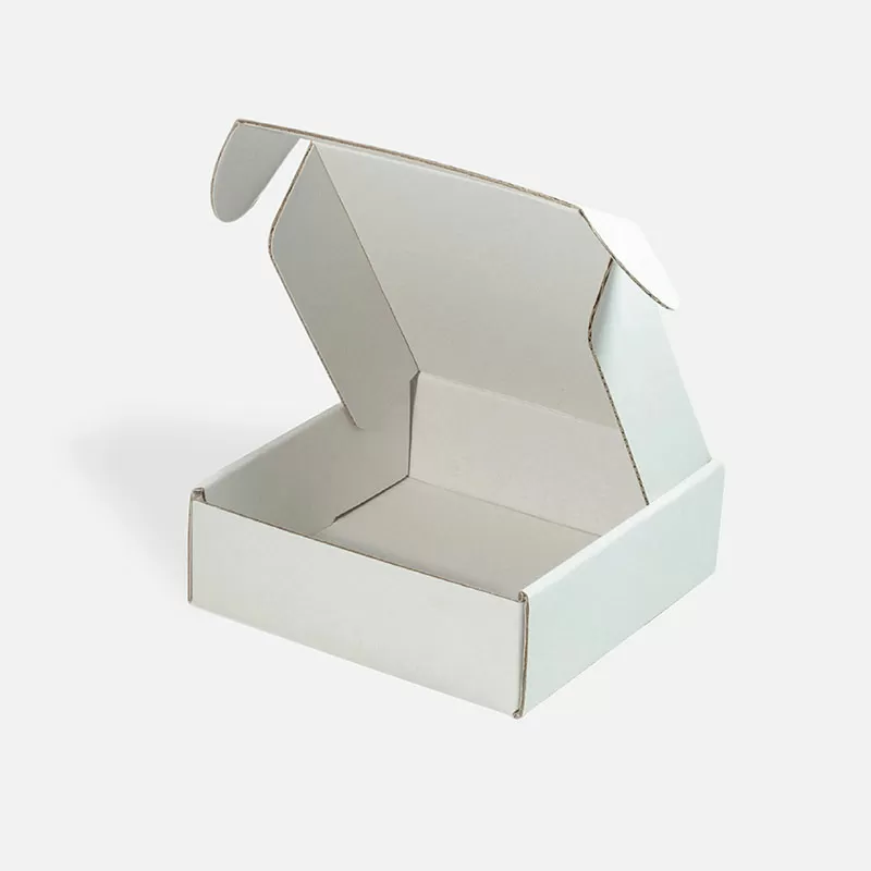 Caja pequeña de cartón ondulado blanco