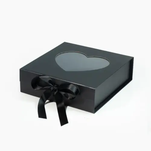Boîte cadeau magnétique carrée noire avec fenêtre en forme de cœur et ruban