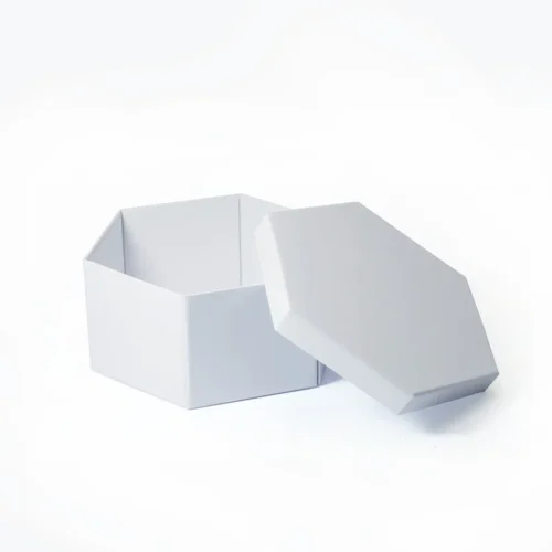 Petite boîte cadeau hexagonale blanche