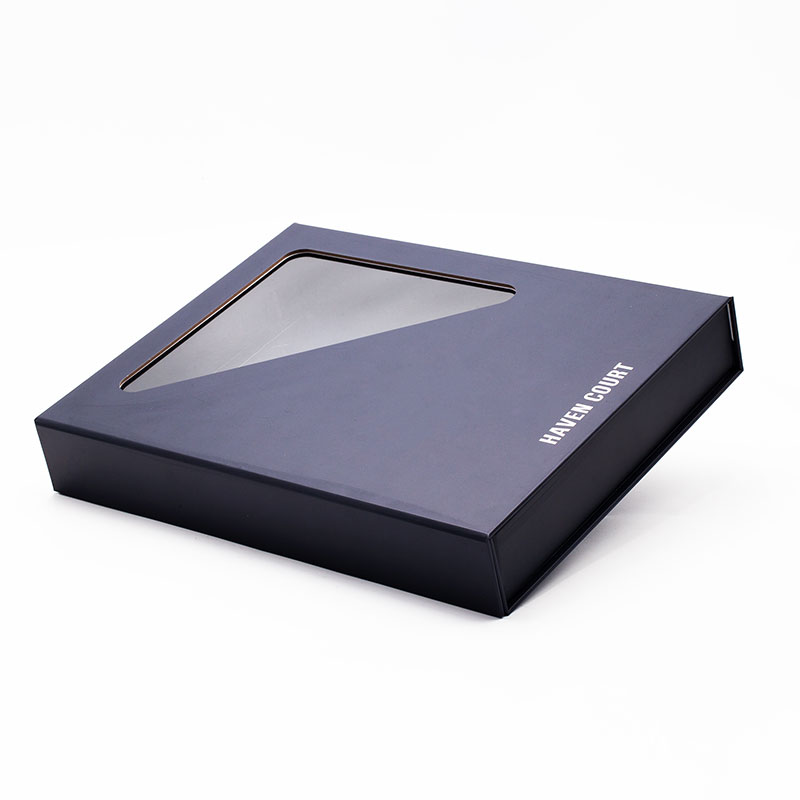 صندوق هدايا بنفسجي مع نافذة شفافة على شكل مثلث أعلى الصندوق