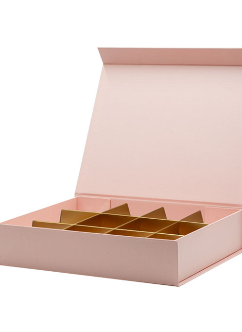 Magnetic closure gift box with card divider