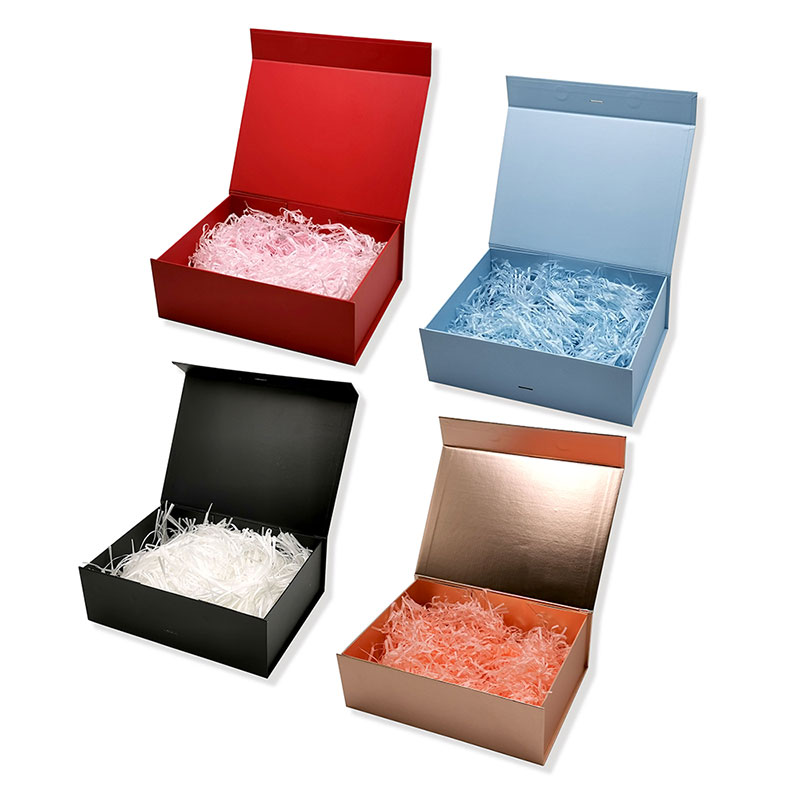 Diferentes colores de rellenos de papel en cajas de regalo.